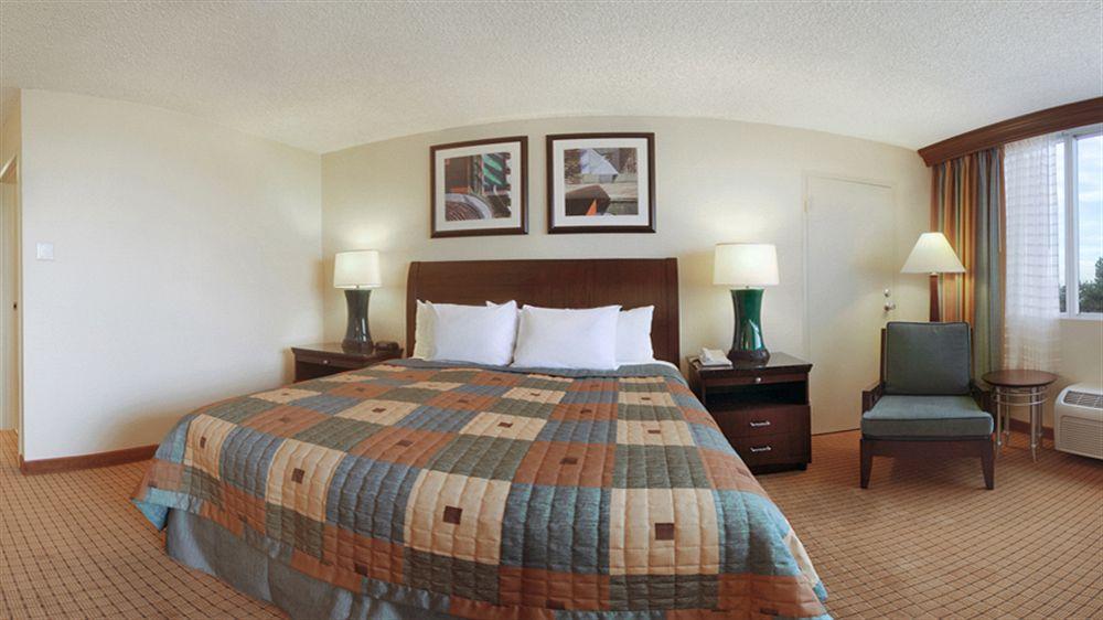 Doubletree By Hilton Denver Central Park Exterior photo